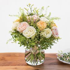 Bouquet de fleurs Rose Melba et son vase offert