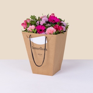 Fleurs et cadeaux Douceur poudrée et son sac cadeau Fleurs et cadeaux Douceur poudrée et son sac cadeau