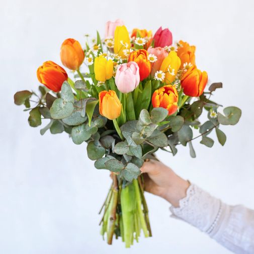 Fleurs et cadeaux Nos charmantes tulipes et ses amandes au chocolat