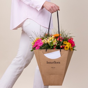 Fleurs et cadeaux Tutti frutti et son sac cadeau Fleurs et cadeaux Tutti frutti et son sac cadeau
