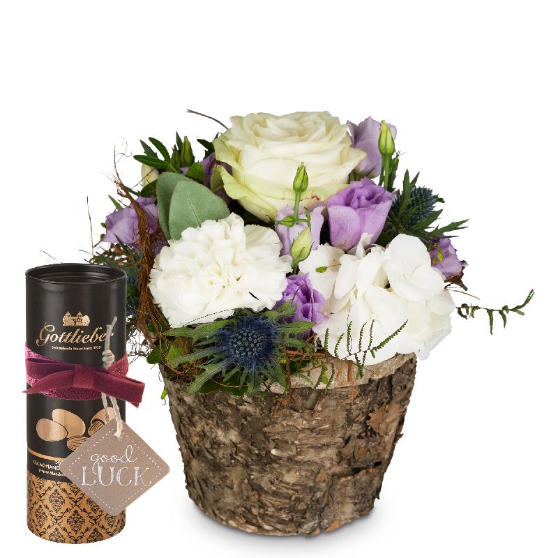 Bouquet de fleurs Just Because with Gottlieber cocoa almonds and hanging gift