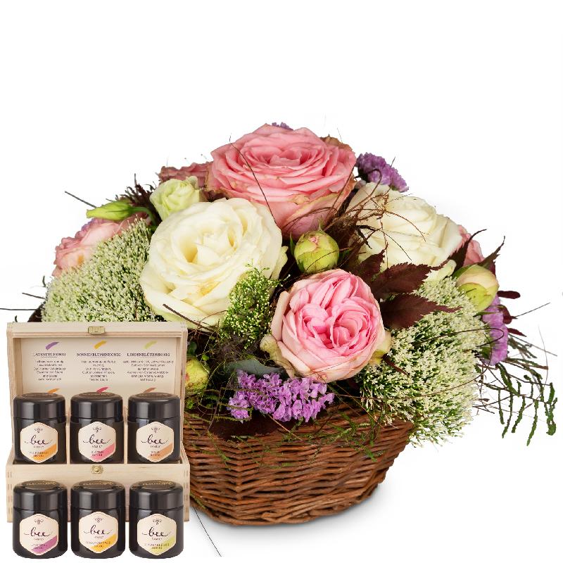 Bouquet de fleurs A Basket full of Poetry with Roses with honey gift set