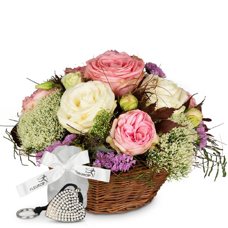 Bouquet de fleurs A Basket full of Poetry with Roses, incl. Key Ring with 112