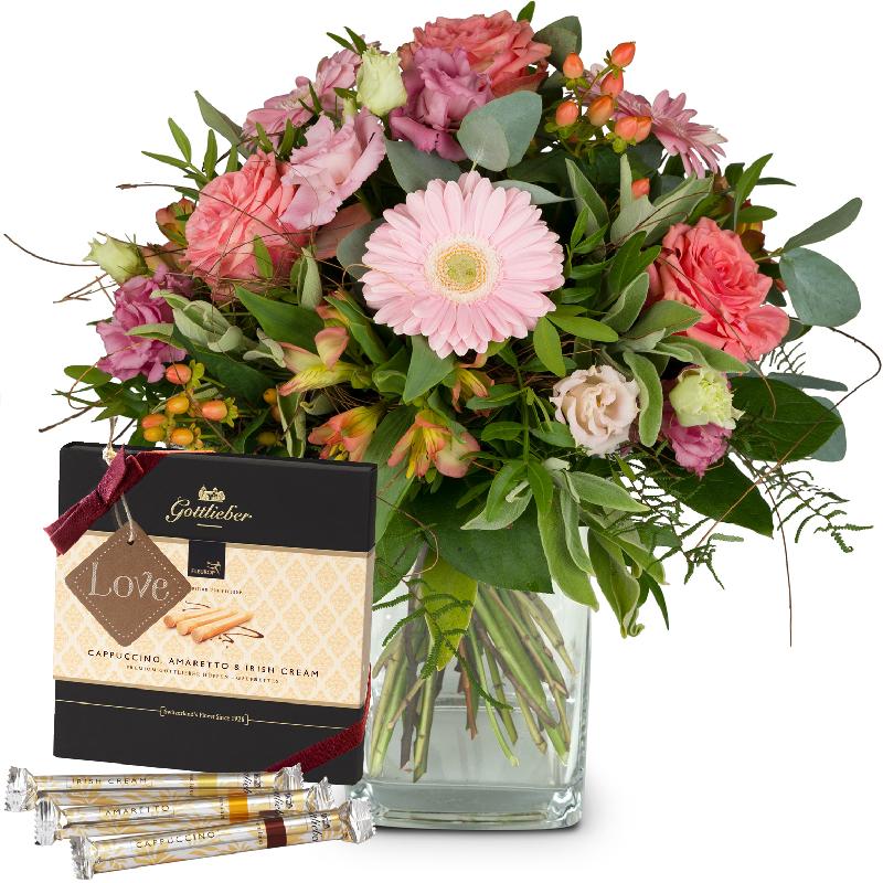 Bouquet de fleurs Sweet Romance with Gottlieber Hüppen and hanging gift tag «L
