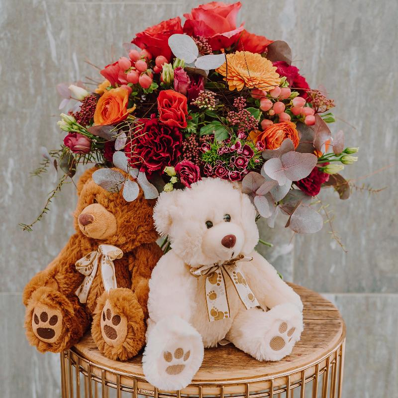 Bouquet de fleurs «Passion» created by a Master with two teddy bears (white &