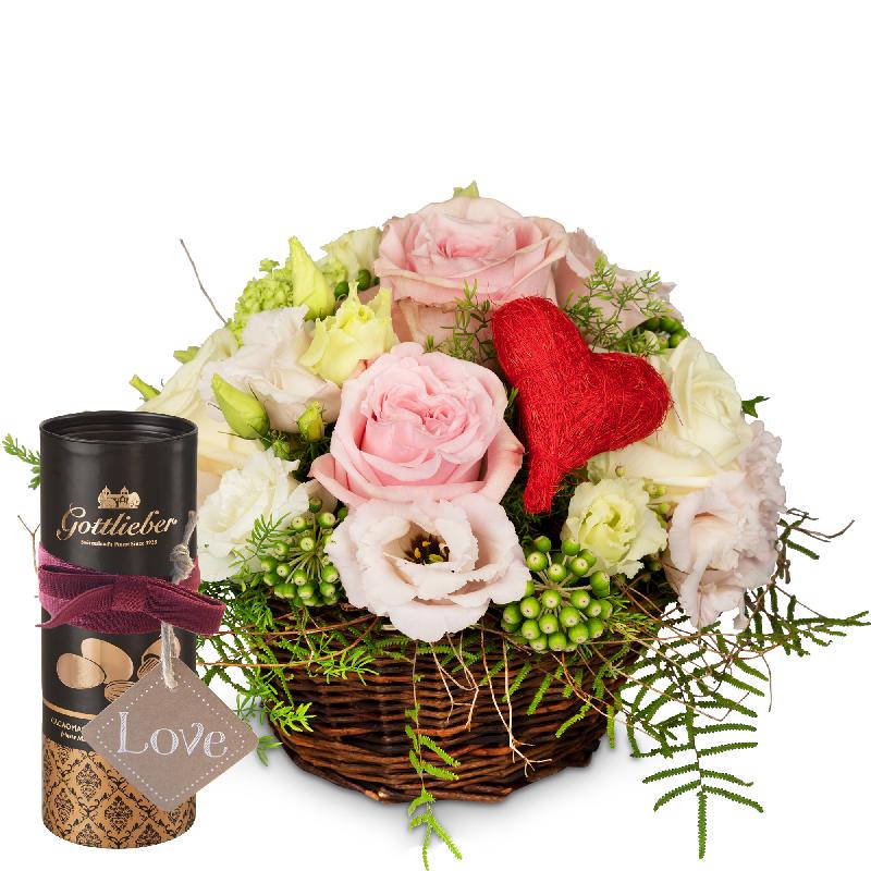 Bouquet de fleurs A Basket Filled with Love with Gottlieber cocoa almonds and