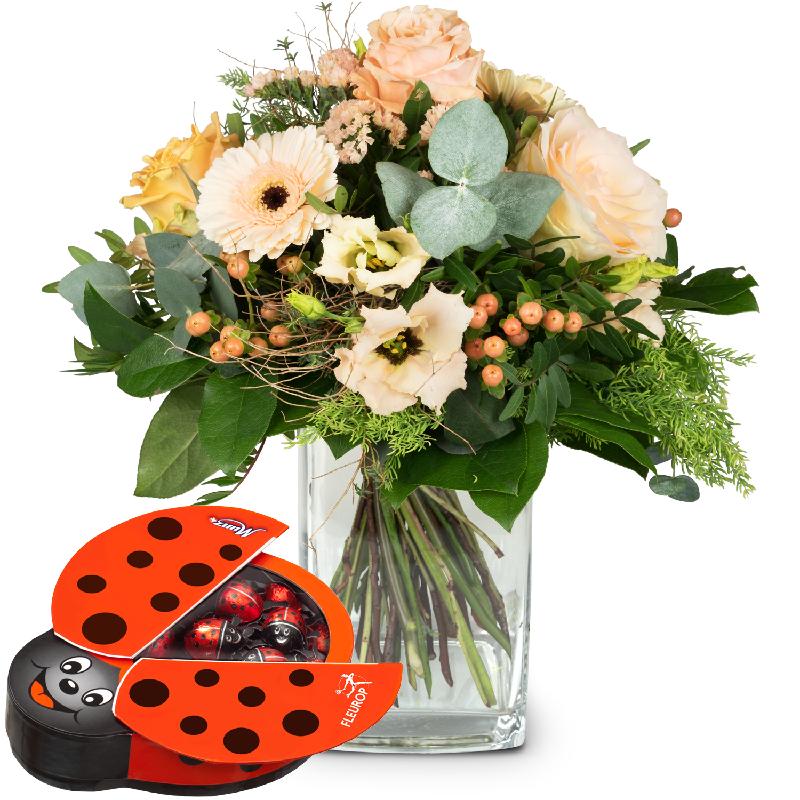 Bouquet de fleurs Delicate Seasonal Bouquet with chocolate ladybird