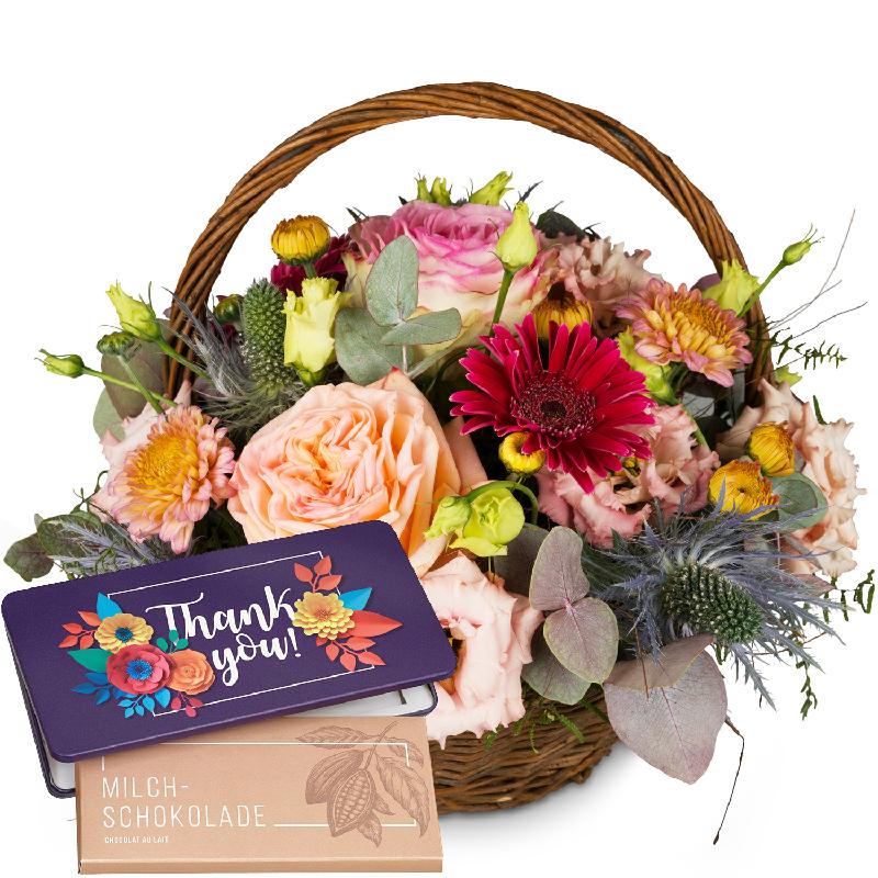 Bouquet de fleurs Romantic Seasonal Basket with bar of chocolate «Thank you»