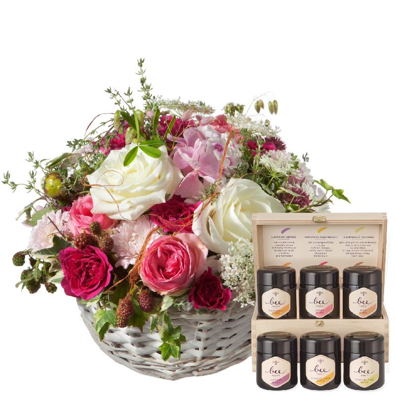 Bouquet de fleurs A Basket full of Poetry with Roses and honey gift set