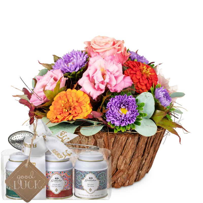 Bouquet de fleurs Cute Basket of Flowers with Gottlieber tea gift set and hang