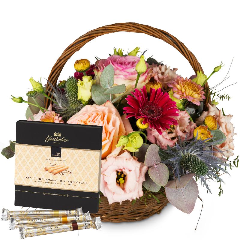Bouquet de fleurs Romantic Seasonal Basket with Gottlieber Hüppen "Special Edi