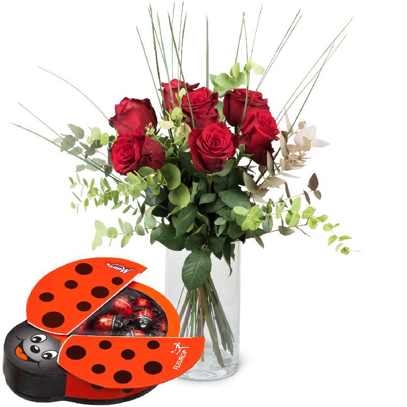 Bouquet de fleurs 7 Red Roses with greenery and chocolate ladybird