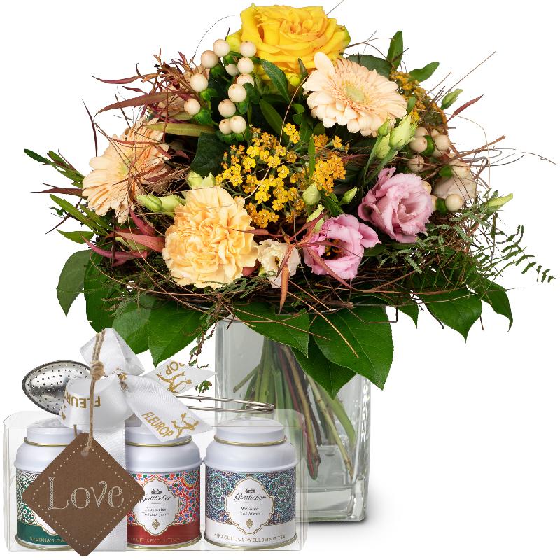 Bouquet de fleurs Early Summer Idyll with Gottlieber tea gift set and hanging