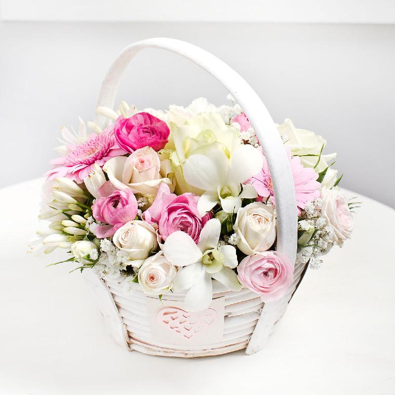 Bouquet de fleurs Basket arrangement in light colours Bouquet de fleurs Basket arrangement in light colours