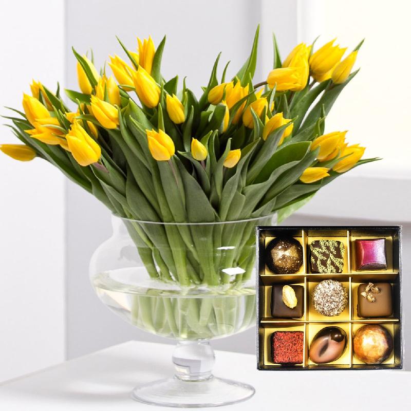 Bouquet de fleurs Bouquet of tulips with a box of chocolates