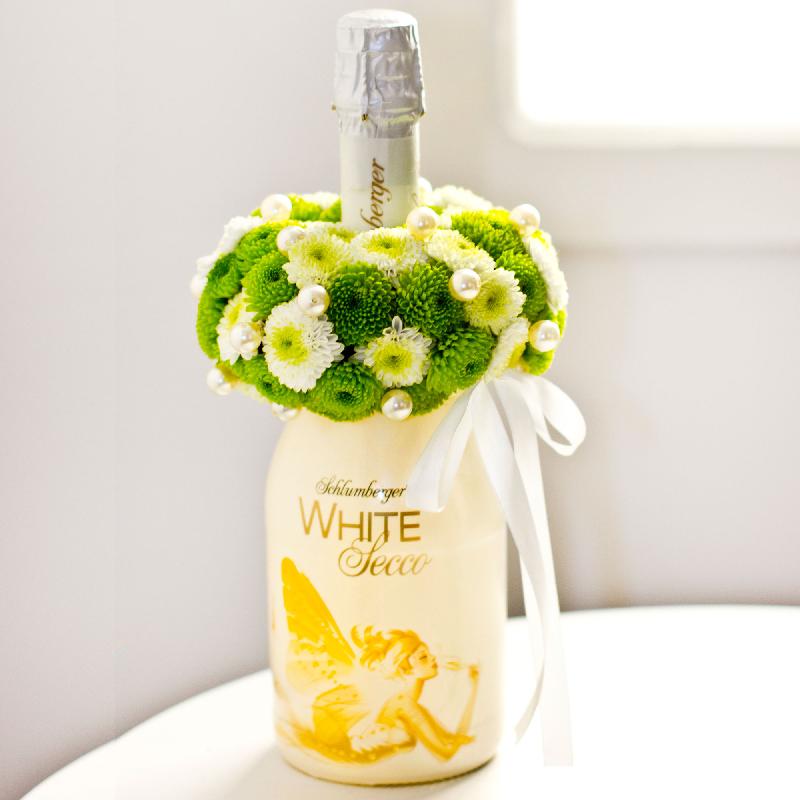 Bouquet de fleurs Sparkling Wine Decorated with Flowers Bouquet de fleurs Sparkling Wine Decorated with Flowers