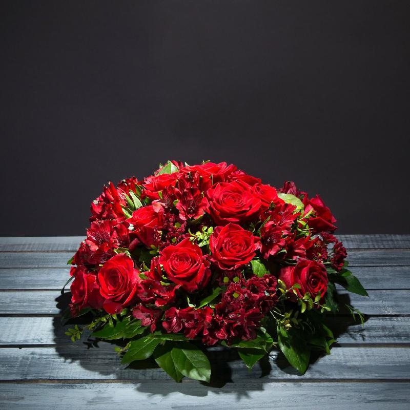 Bouquet de fleurs Condolence centrepiece in red shades