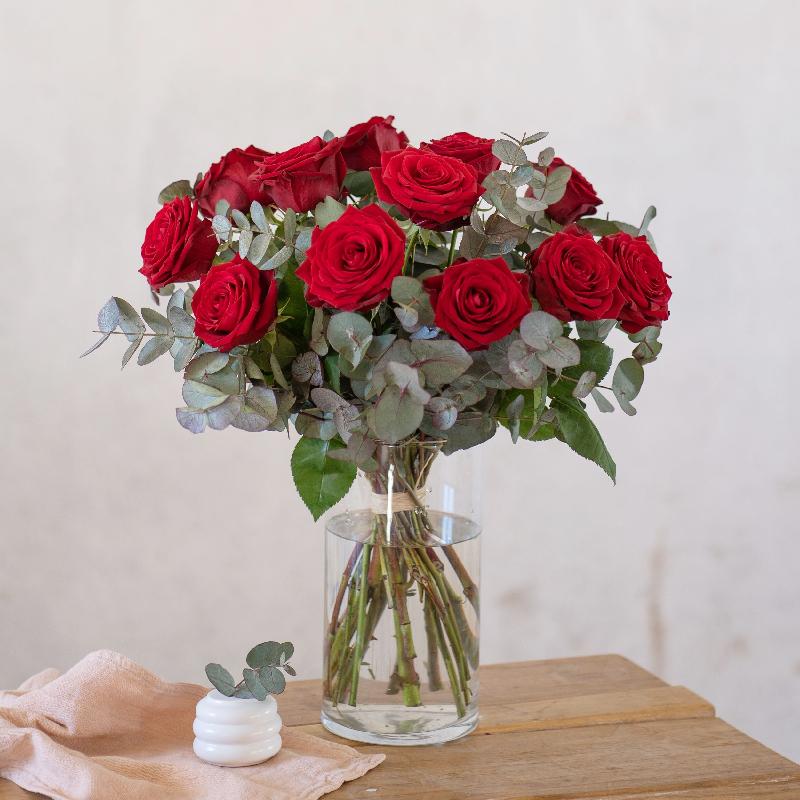 Bouquet de fleurs Bouquet of 12 red roses Bouquet de fleurs Bouquet of 12 red roses