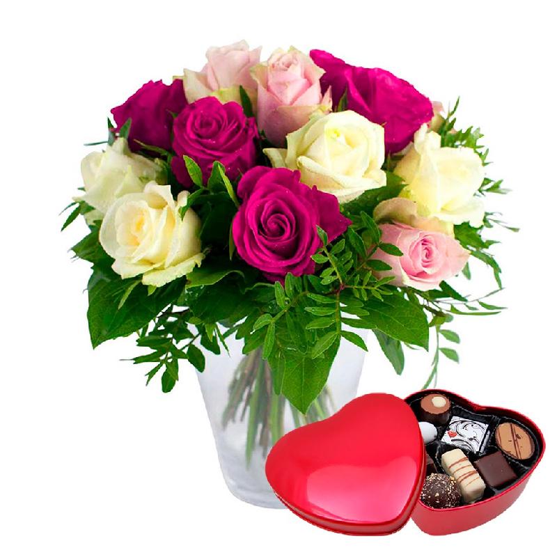 Bouquet de fleurs A Dream of Roses with red chocolate heart Bouquet de fleurs A Dream of Roses with red chocolate heart