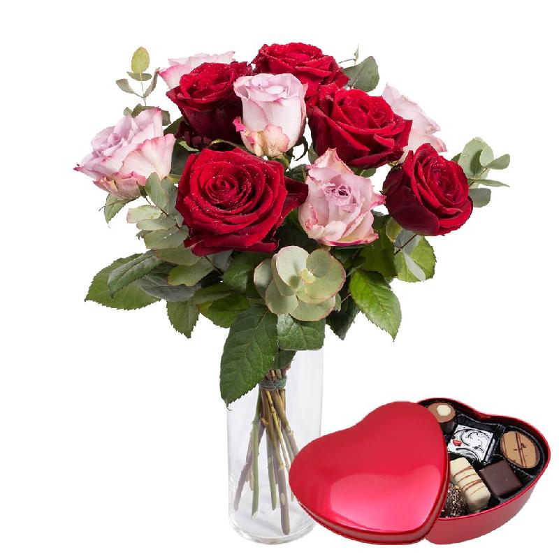 Bouquet de fleurs From me to you with red chocolate heart Bouquet de fleurs From me to you with red chocolate heart