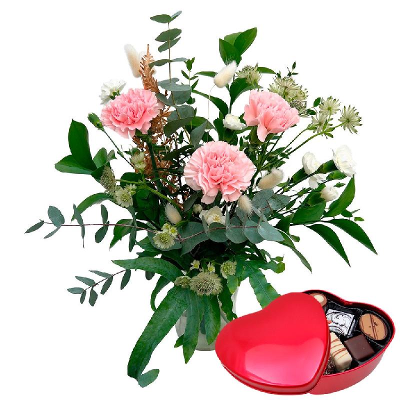 Bouquet de fleurs Light and Airy with red chocolate heart Bouquet de fleurs Light and Airy with red chocolate heart