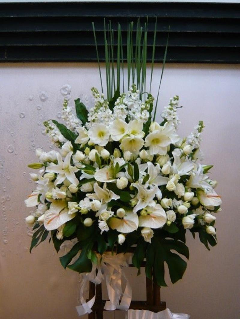 Bouquet de fleurs Funeral Arrangement on Wood Ladder Stand