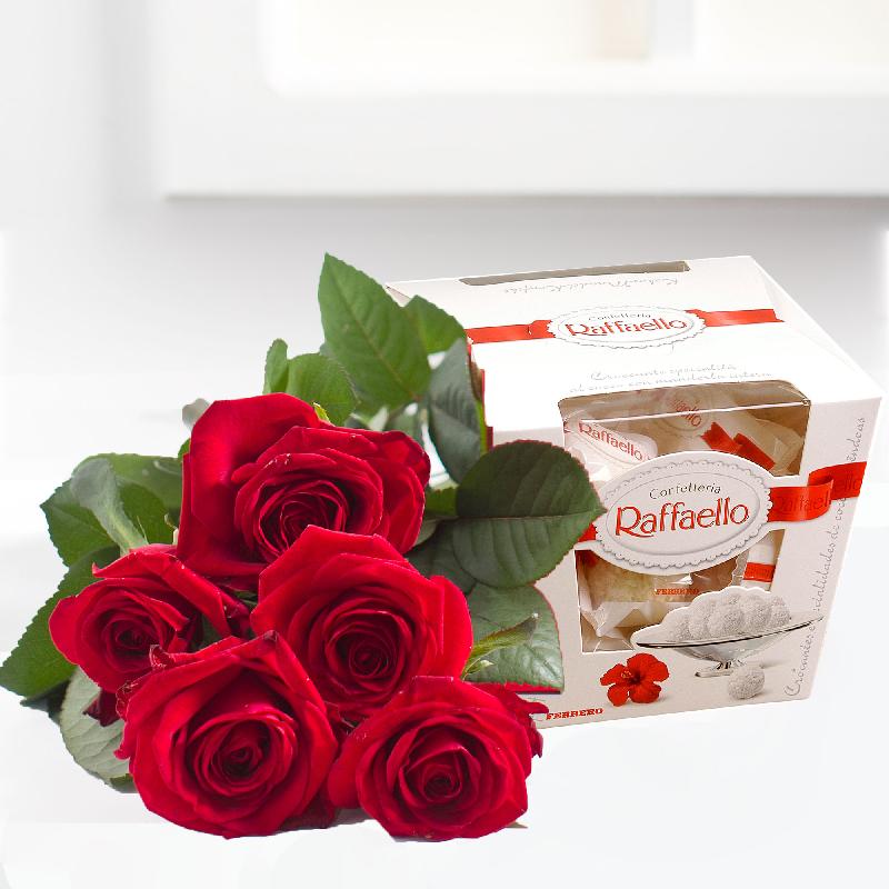 Bouquet de fleurs Bouquet of five red roses and Raffaello candies