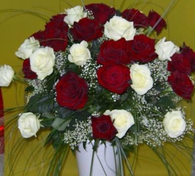 Bouquet de fleurs Bouquet of 24 Long Stemmed White and Red Roses
