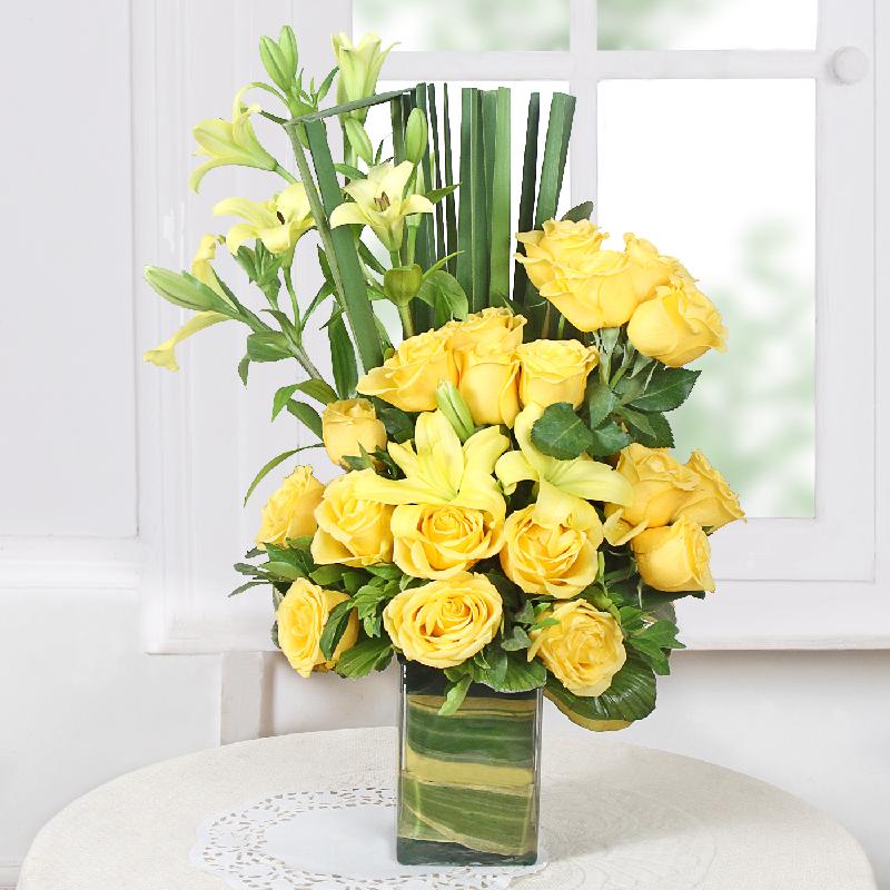 Bouquet de fleurs Assorted Yellow Flowers in a Vase