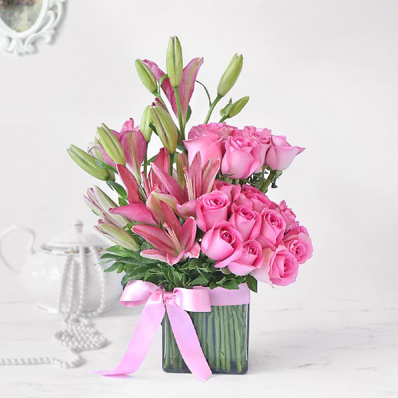Bouquet de fleurs Pink Asiatic Lilies & Roses in Vase Arrangement