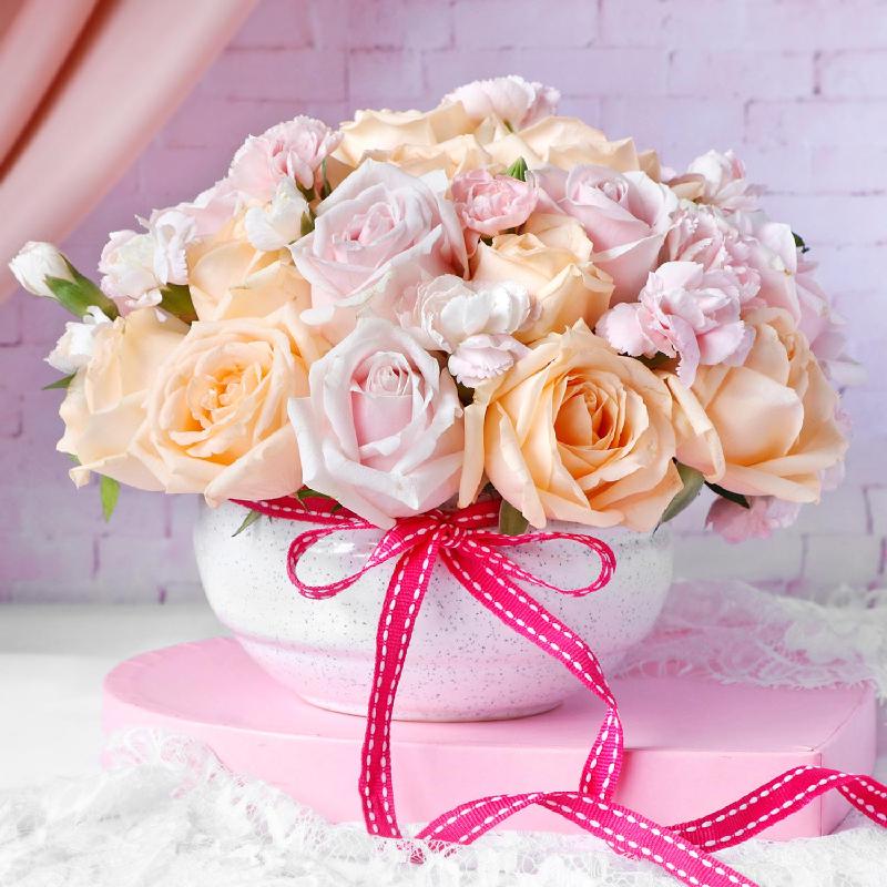Bouquet de fleurs Roses & Carnations in Ceramic Bowl