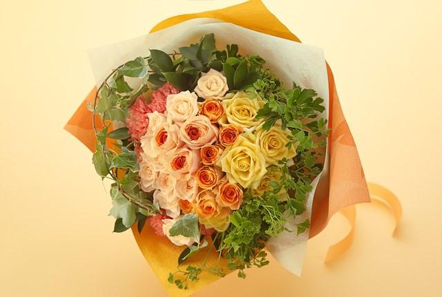 Bouquet de fleurs Glaceful hand-tied bouquet mainly with roses