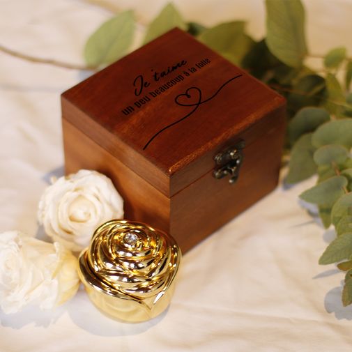 Bouquet de fleurs Bouton de rose en or et rose éternelle secrète dans son coffret en bois gravé
