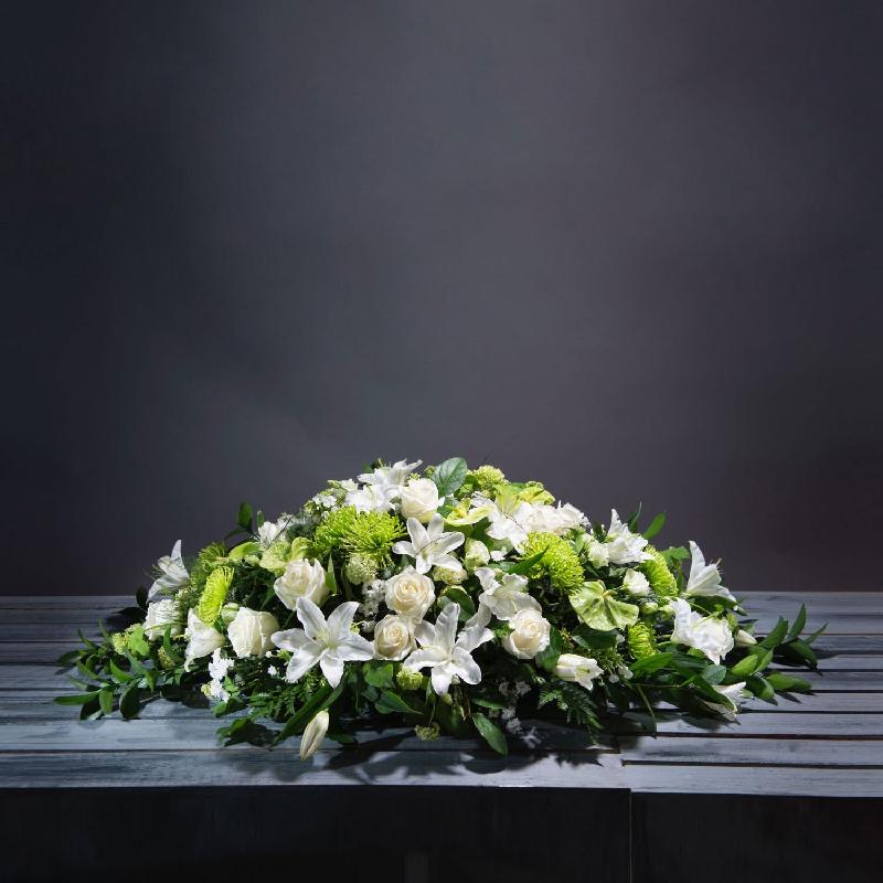 Bouquet de fleurs Cushion in white shades