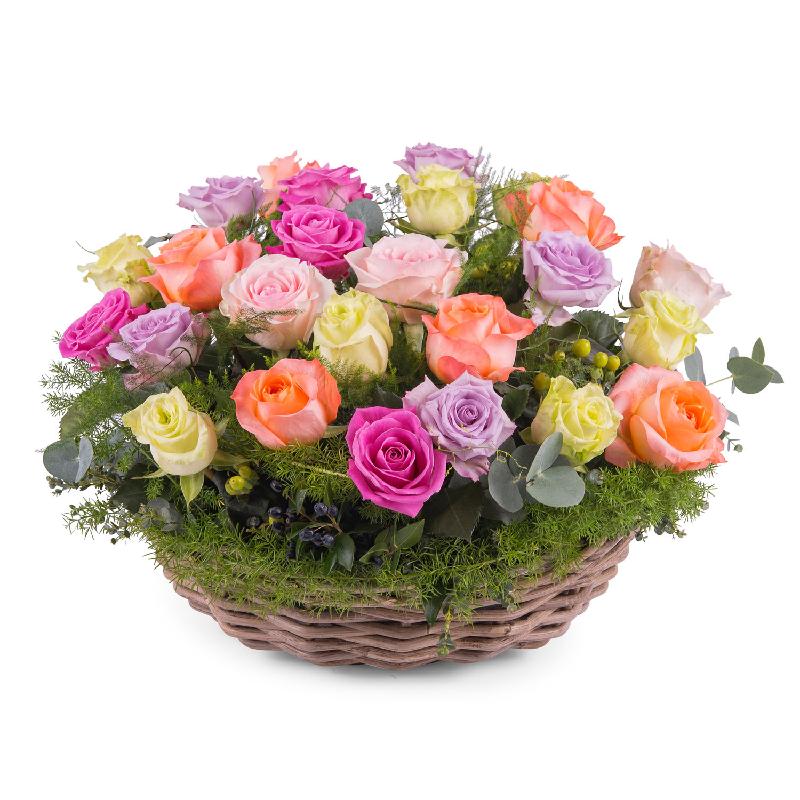 Bouquet de fleurs Centrepiece of multicoloured roses Bouquet de fleurs Centrepiece of multicoloured roses