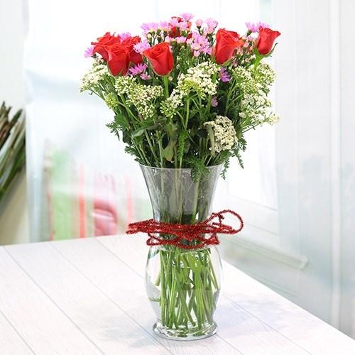 Bouquet de fleurs Vase of roses and seasonal flowers