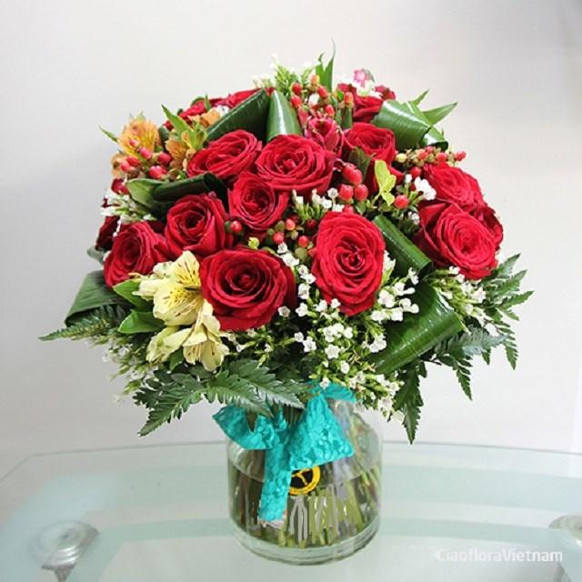 Bouquet de fleurs Red roses and seasonal flowers in vase Bouquet de fleurs Red roses and seasonal flowers in vase