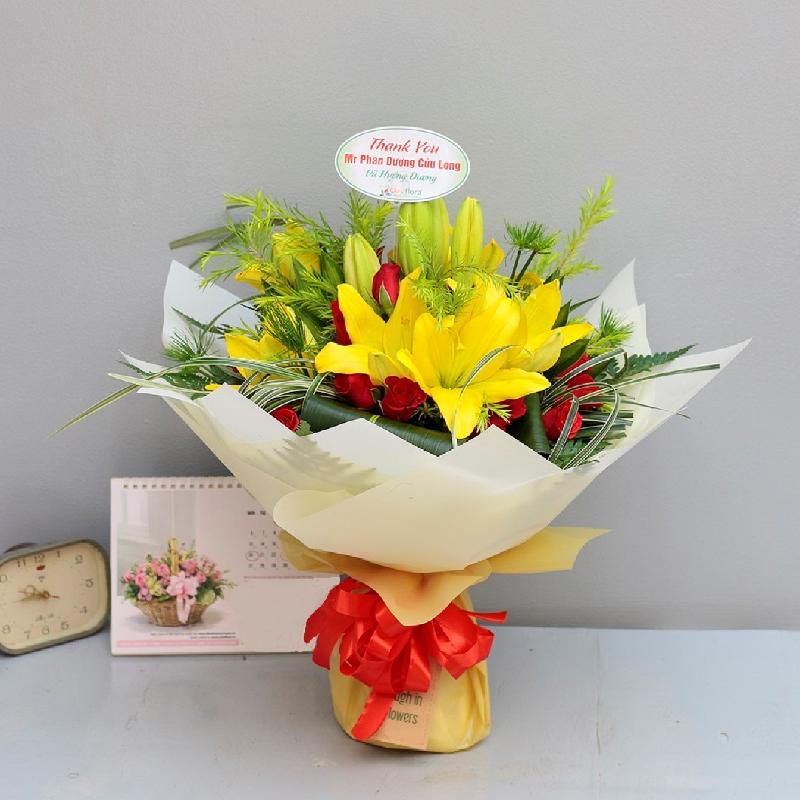 Bouquet de fleurs Yellow lilies with red and green Bouquet de fleurs Yellow lilies with red and green