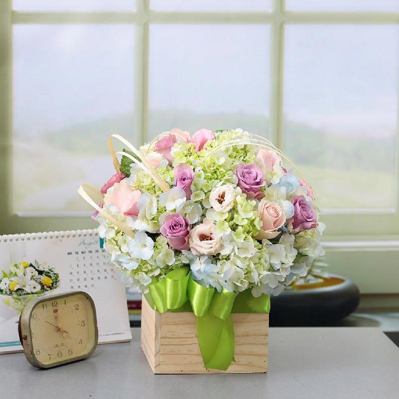 Bouquet de fleurs Pastel Blooms in Wooden Box