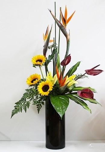 Bouquet de fleurs Stylish Arrangement In Tall Vase Bouquet de fleurs Stylish Arrangement In Tall Vase