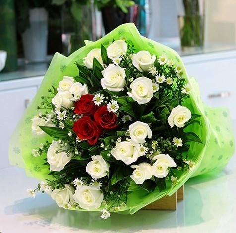Bouquet de fleurs White and Red Roses Bouquet Bouquet de fleurs White and Red Roses Bouquet