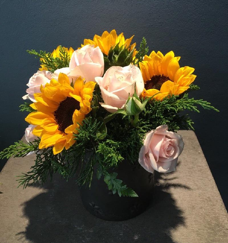 Bouquet de fleurs Seasonal flowers in vase Bouquet de fleurs Seasonal flowers in vase