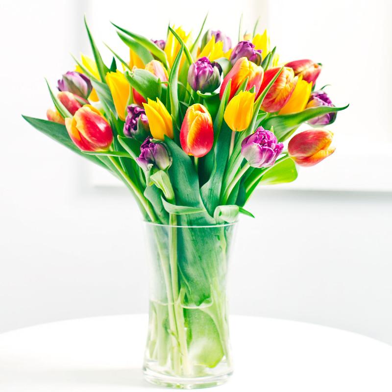 Bouquet de fleurs Seasonal bouquet of tulips