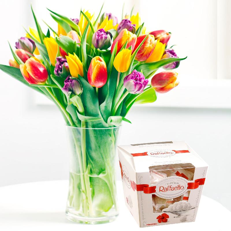 Bouquet de fleurs Seasonal bouquet of tulips and Raffaello candies Bouquet de fleurs Seasonal bouquet of tulips and Raffaello candies