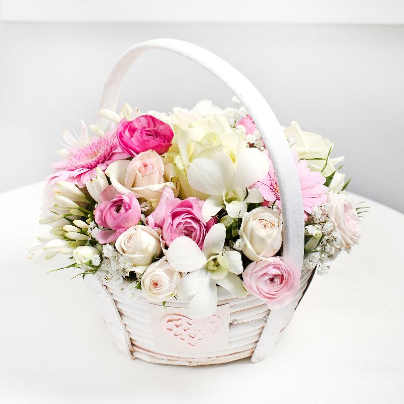 Bouquet de fleurs Basket arrangement in light colours