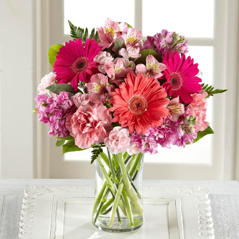 Bouquet de fleurs The FTD Blushing Beauty Arrangement