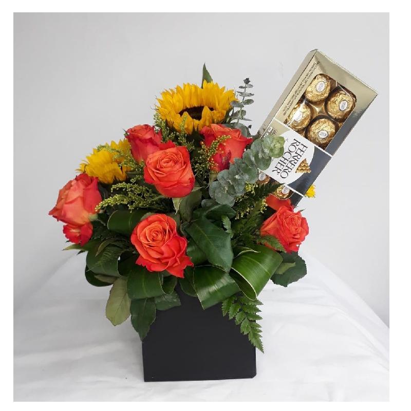 Bouquet de fleurs Box with roses, sunflowers and chocolates
