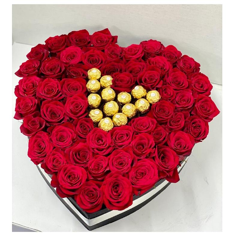 Bouquet de fleurs 52 roses heart shaped with chocolates