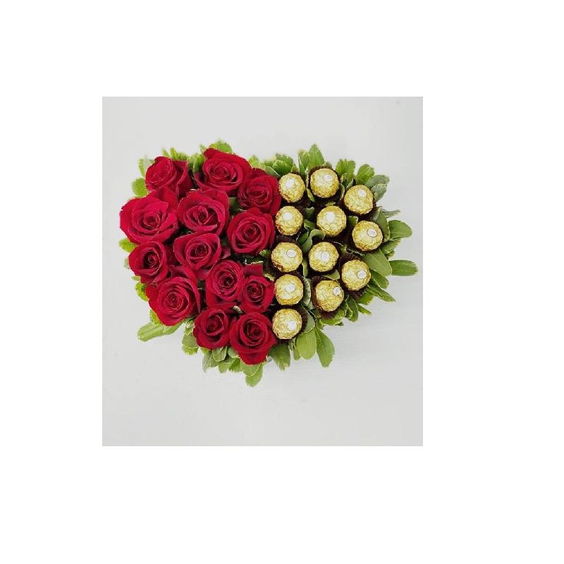 Bouquet de fleurs Heart with 13 roses and Ferreros