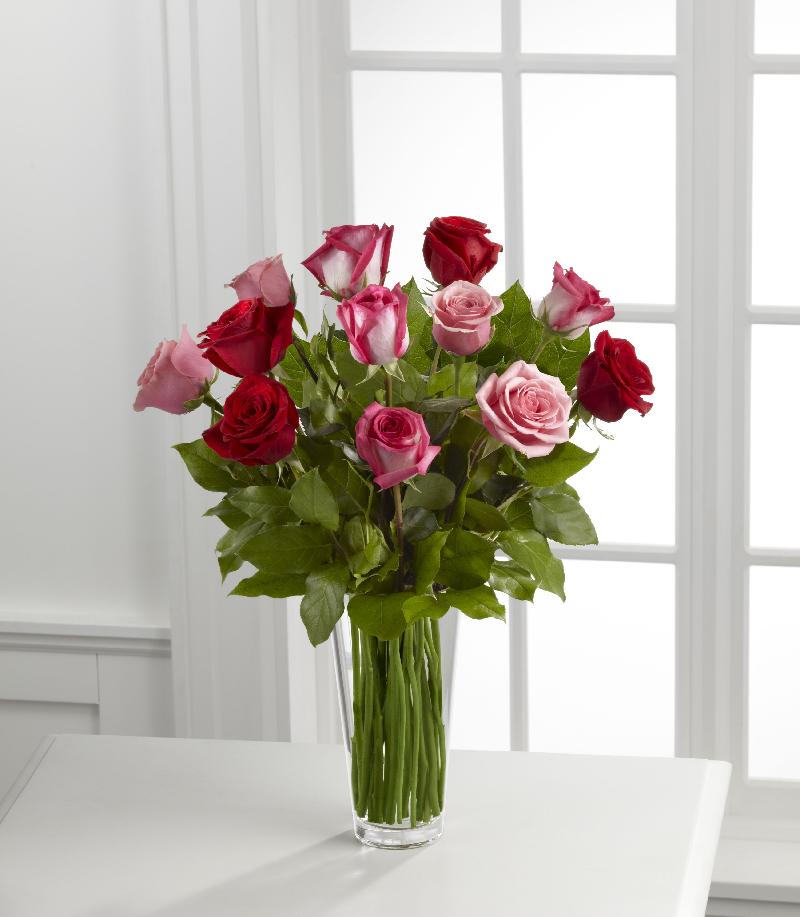 Bouquet de fleurs The True Romance Rose Bouquet by FTD - VASE INCLUDED